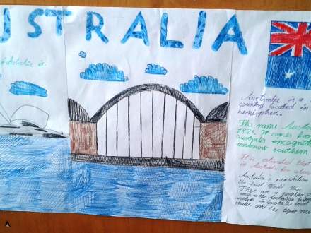 Gazetka z napisem Australia, rysunkiem mostu i statku oraz flagi, a także krótki tekst w języku angielskim