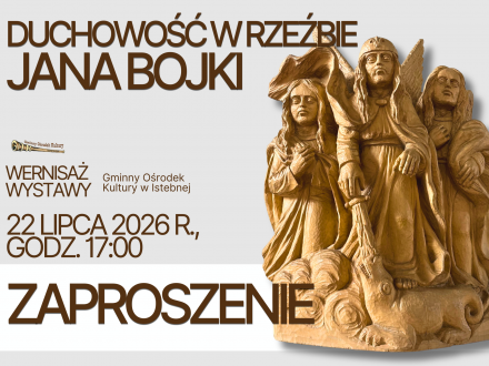 Brązowy plakat zapraszający na wernisaż wystawy „Duchowość w rzeźbie Jana Bojki” w Gminnym Ośrodku Kultury w Istebnej. Wydarzenie odbędzie się 22 lipca 2026 r. o godz. 17:00. Po prawej stronie widnieje zdjęcie drewnianej rzeźby trzech postaci.