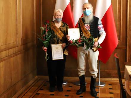 Aktywny Senior Józef Broda i Aktywna Seniorka Irena Pąchalska na tle flag narodowych, f. A. Księżnik