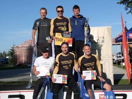 Grzegorz Legierski (pierwszy z lewej u góry) foto: strona Vexa Skiroll Tour