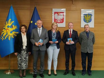 od lewej: Janina Żagan - Wicestarosta Powiatu Cieszyńskiego, Jarosław Hulawy, Danuta Haratyk-Woźniczka, Ryszard Macura i Tadeusz Glos - Przewodniczący PSZS w Cieszynie