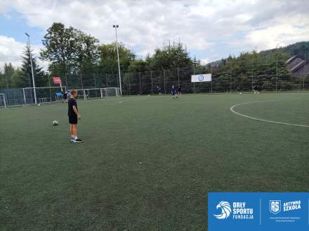 Zajęcia sportowe na boisku przy ZSP w Istebnej w ramach programu Aktywna Szkoła.