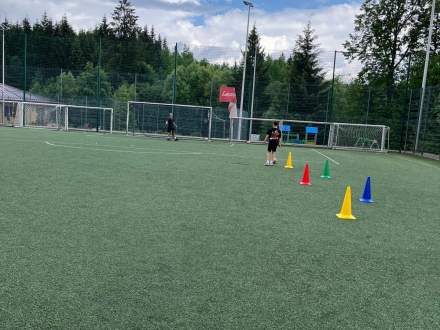 Zajęcia sportowe na boisku przy ZSP w Istebnej w ramach programu Aktywna Szkoła.