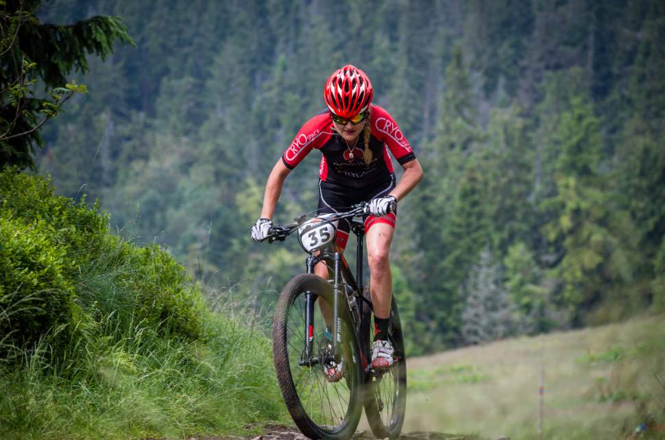 Anna Kaczmarzyk na rowerze górskim