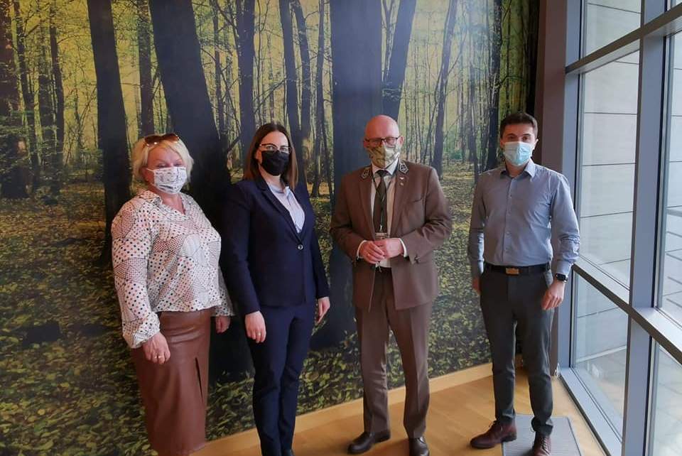 Wójt gminy Istebna wraz z delegacją podczas spotkania z dyrektorem Lasów Państwowych - Andrzejem Koniecznym