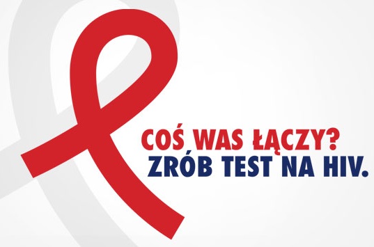 Czerwona kokardka z napisem: Coś was łączy, zrób test na HIV