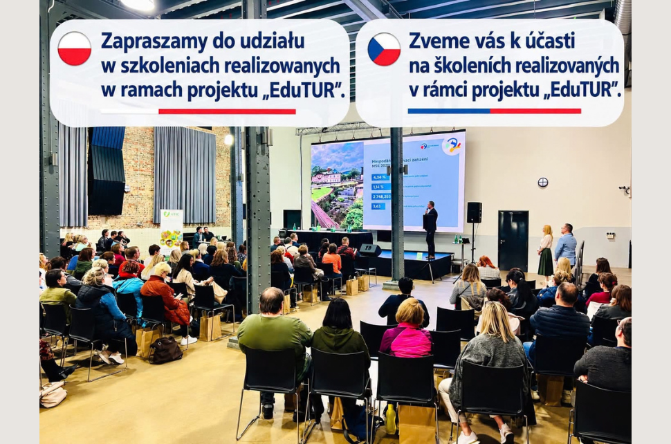 Publiczność na sali konferencyjnej słucha prelegenta przy ekranie. Na górze napisy po polsku i czesku z flagami: Zapraszamy do udziału w szkoleniach realizowanych w ramach projektu „EduTUR”.