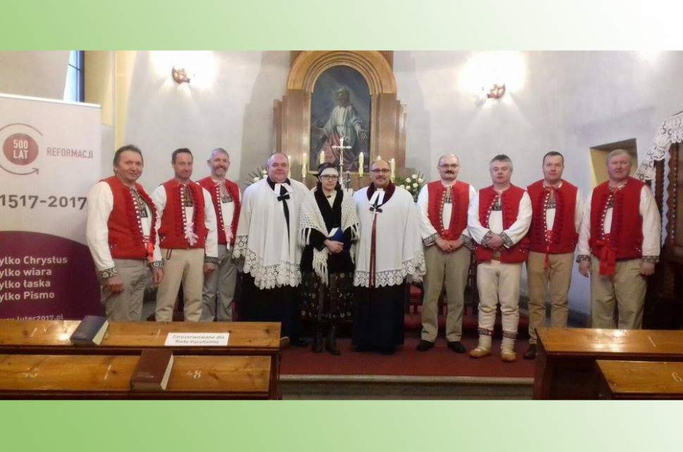 Członkowie nowej Rady Parafialnej z księdzem biskupem Adrianem Korczago oraz z proboszczem parafii Alfredem Stańkiem